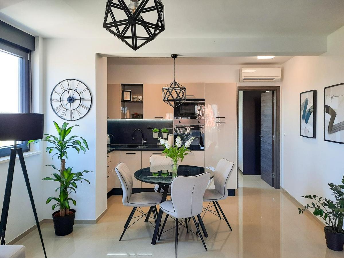 Enjoy Pula - New Apt With Terrace And Free Parking Garage Exterior foto